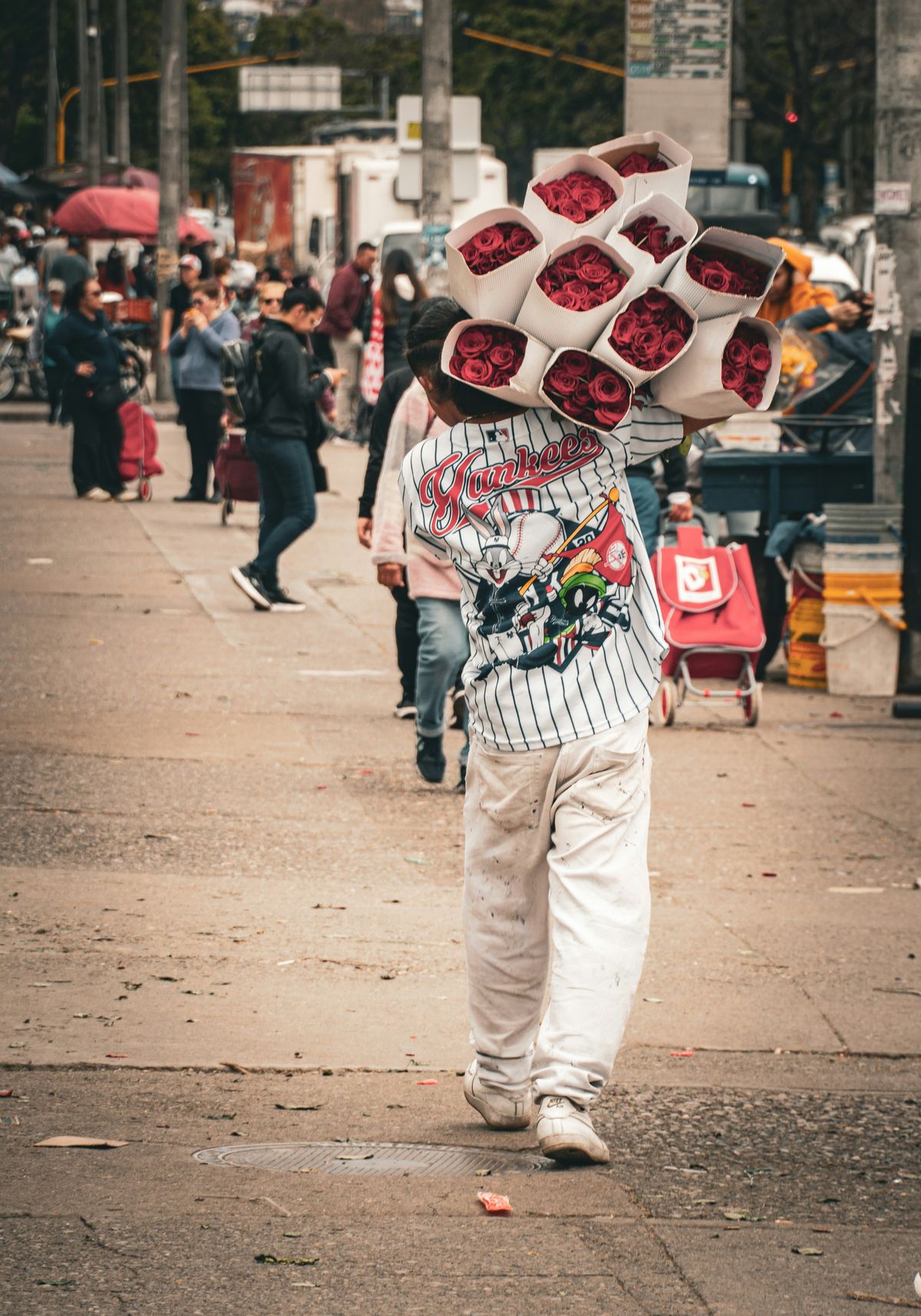 Comerciante con su celular